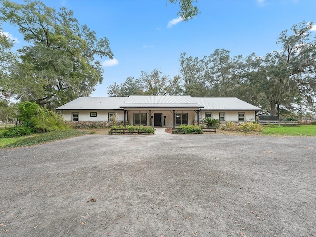 single story home featuring a porch