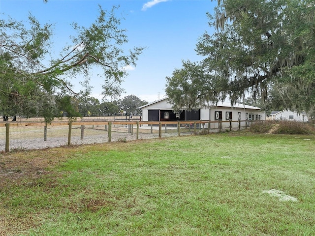 view of yard featuring a rural view