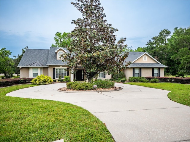 view of front of property with a front yard