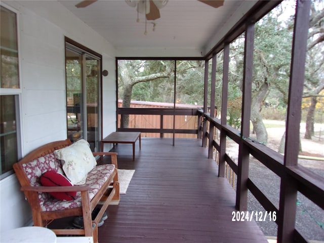 sunroom with ceiling fan