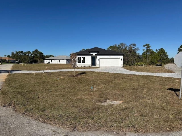 view of front of house featuring a garage and a front yard