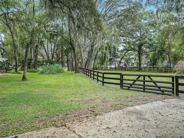 view of yard featuring a rural view