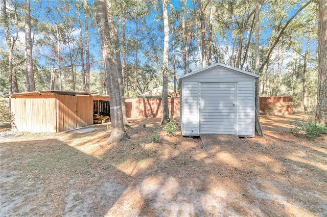 view of yard with a storage shed