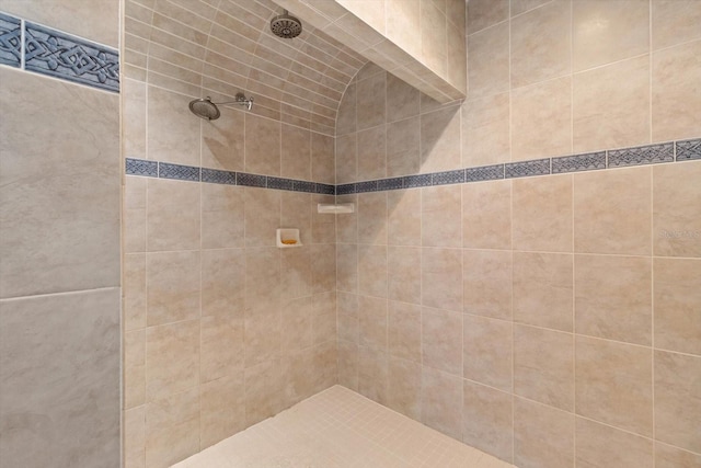 bathroom featuring a tile shower