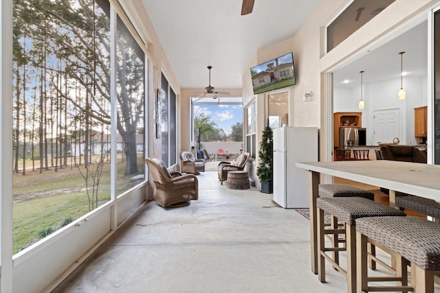 sunroom with ceiling fan