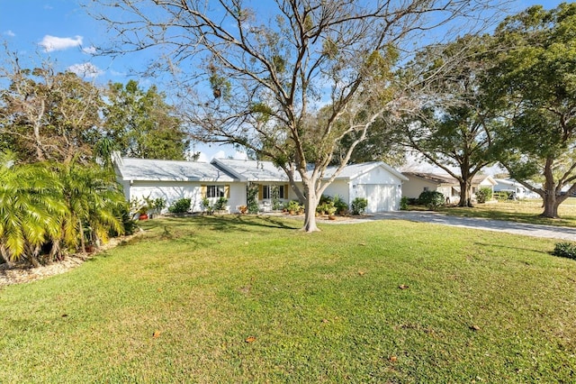 view of front of property featuring a front yard and a garage