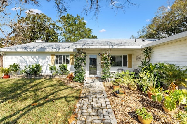 single story home with a front yard