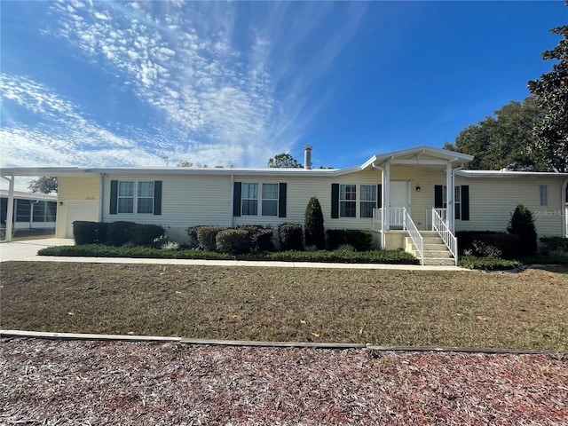 view of front of property featuring a front lawn