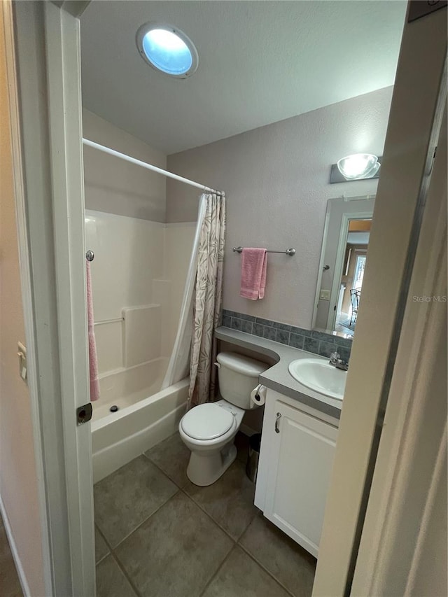 full bathroom featuring tile patterned floors, vanity, shower / bath combo, and toilet