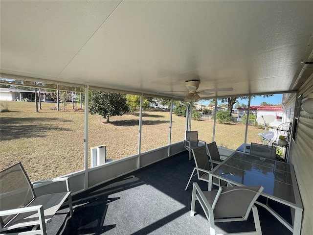 sunroom with ceiling fan