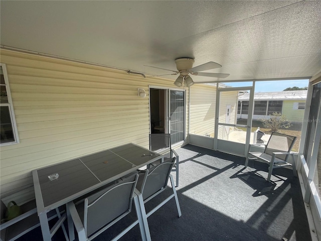 sunroom with ceiling fan