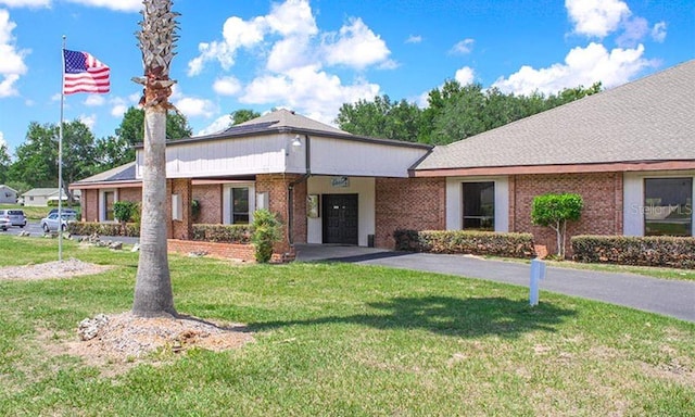 single story home featuring a front yard