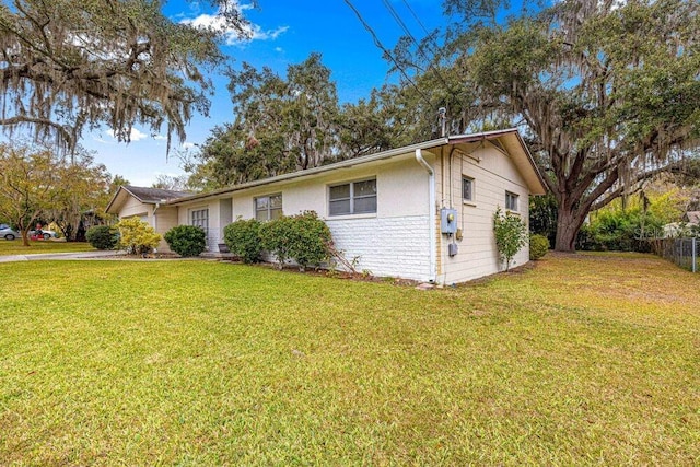 ranch-style house featuring a front lawn