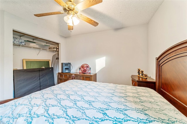 bedroom featuring ceiling fan, a textured ceiling, and a closet