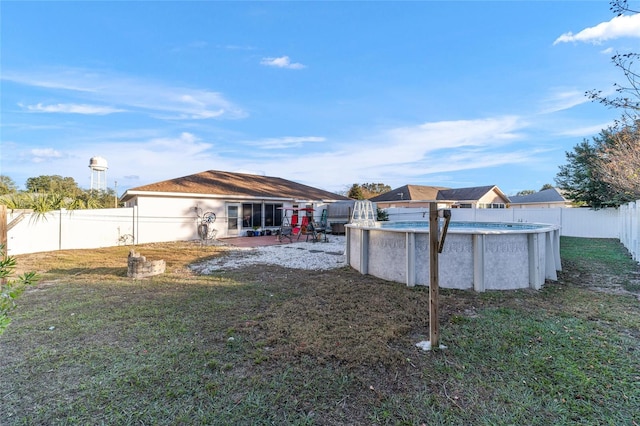 view of yard featuring a fenced in pool