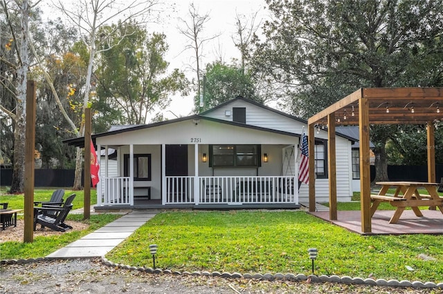 bungalow featuring a pergola, a front lawn, and a porch