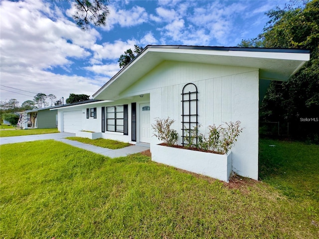 view of front facade with a garage and a front lawn