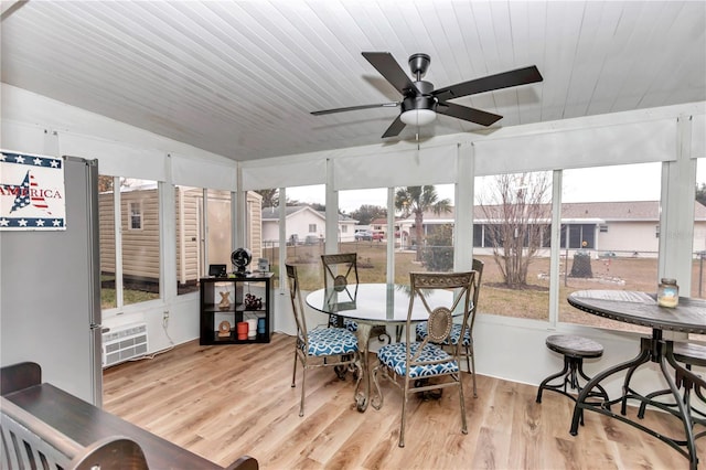 sunroom with ceiling fan