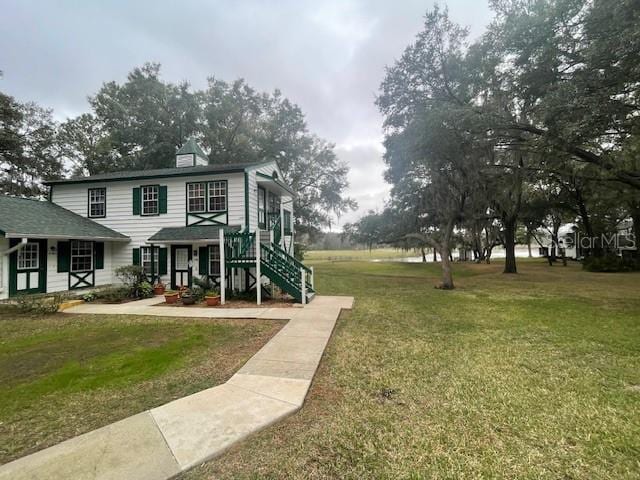 view of front facade featuring a front yard