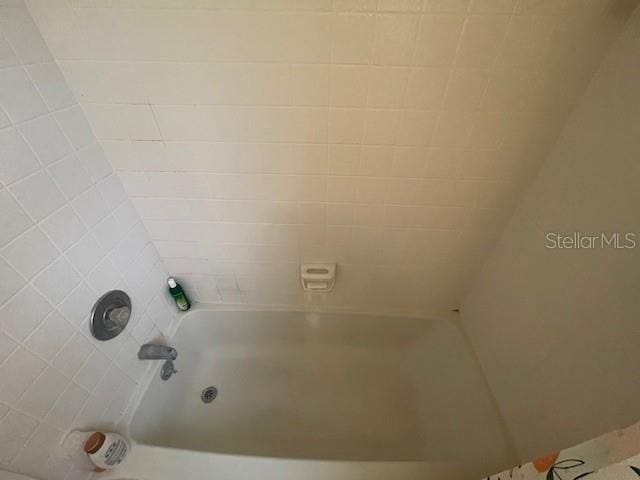 bathroom with tiled shower / bath combo