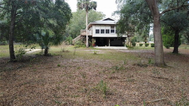 view of yard with a carport