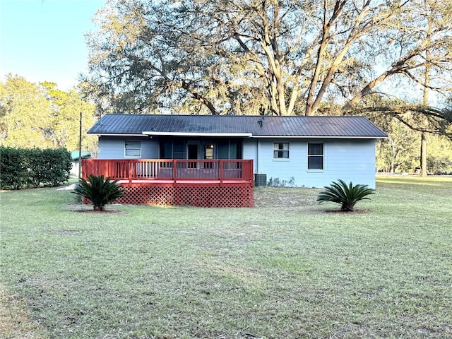 view of front facade featuring a wooden deck and a front lawn