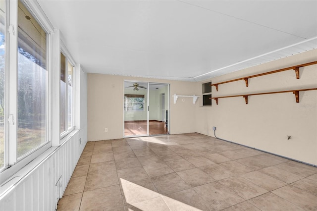 unfurnished room featuring light tile patterned floors and ceiling fan