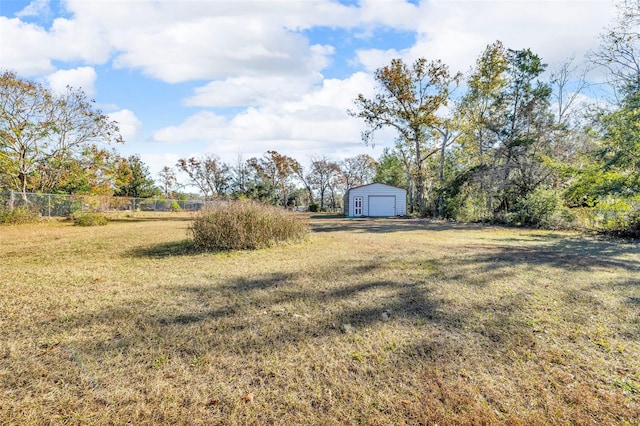 view of yard with an outbuilding