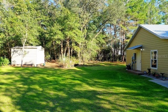 view of yard featuring a storage shed