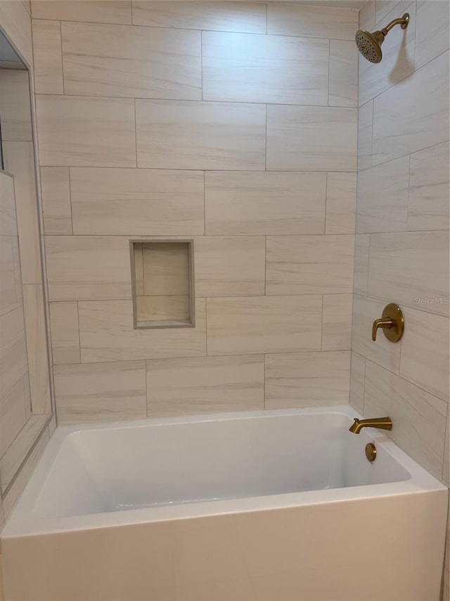 bathroom featuring tiled shower / bath combo