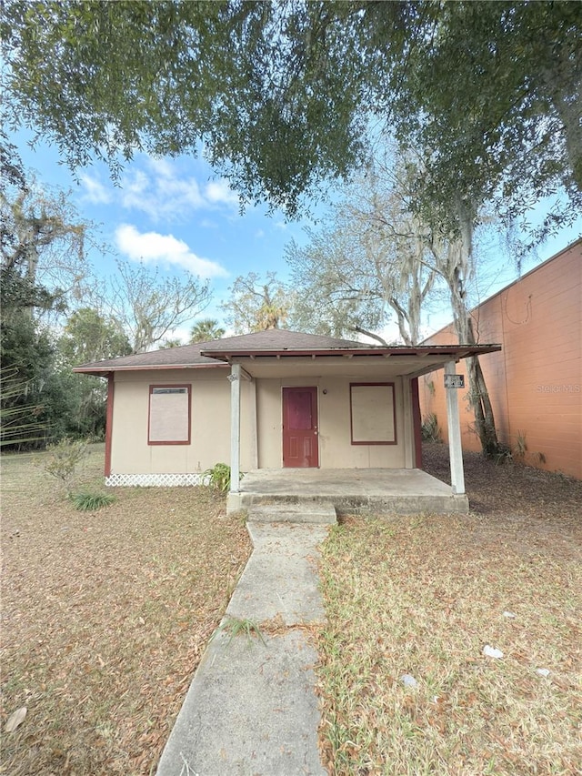 view of front of house featuring a front lawn