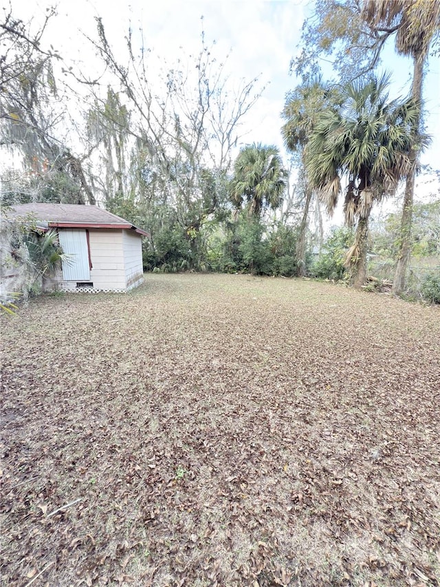 view of yard with an outbuilding