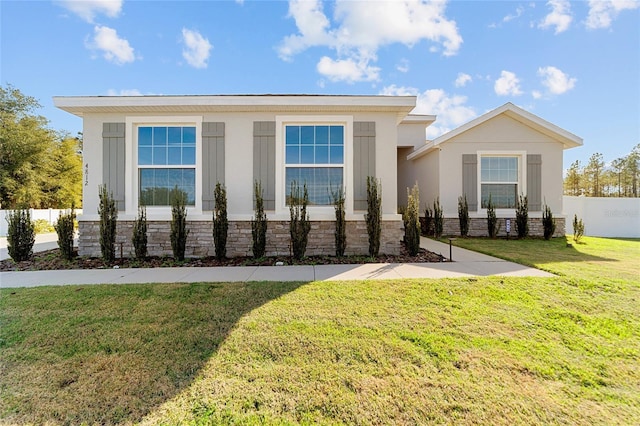 view of front of property featuring a front yard