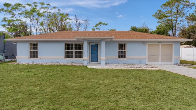 view of front of property featuring a front yard