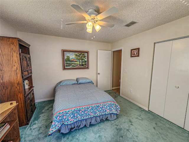 bedroom featuring carpet flooring, a textured ceiling, a closet, and ceiling fan