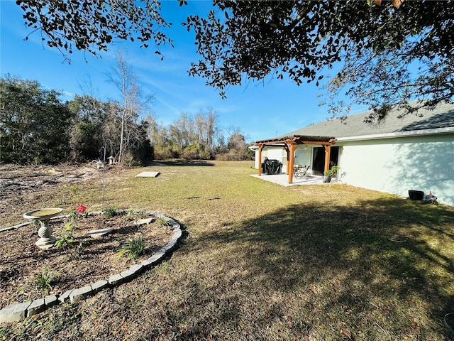 view of yard featuring a pergola