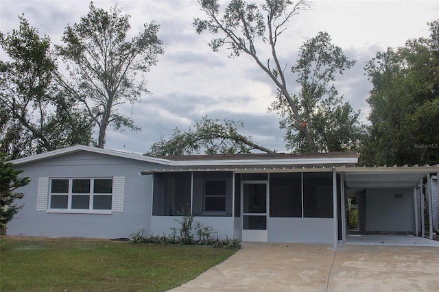 view of front of property featuring a carport and a front yard