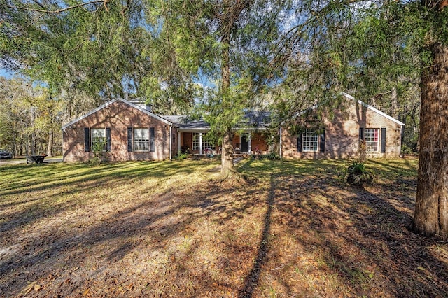 single story home with a front lawn