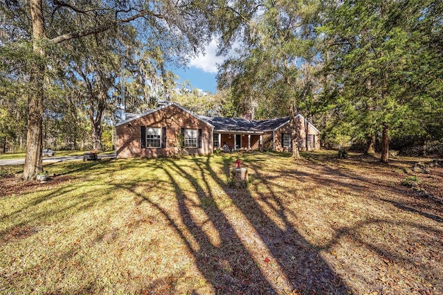 view of front facade with a front lawn