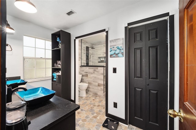 10249 NW 21st St, Ocala, FL 34482 - full bath featuring a closet, toilet, vanity, and tiled shower