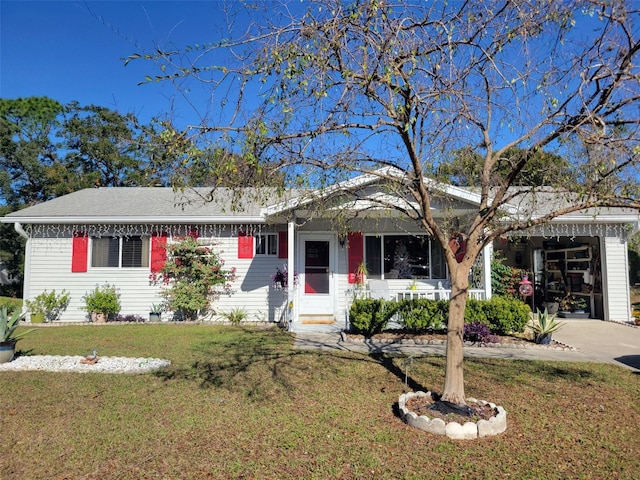 single story home with a front lawn