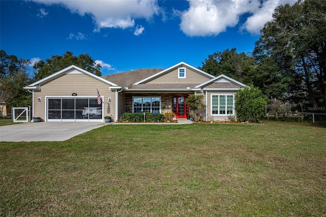 view of front facade featuring driveway, an attached garage, and a front yard