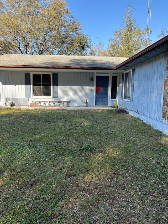 view of front of house featuring a front yard