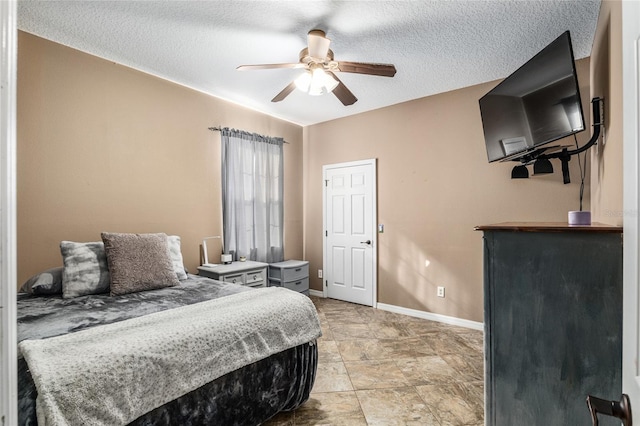 bedroom featuring ceiling fan and a textured ceiling