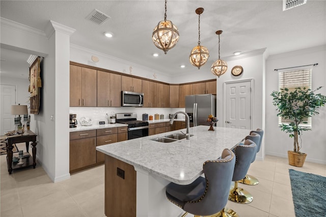kitchen with visible vents, a sink, a notable chandelier, and stainless steel appliances