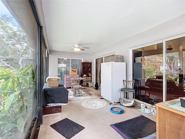 sunroom with ceiling fan