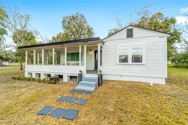 view of front facade with a front lawn and covered porch