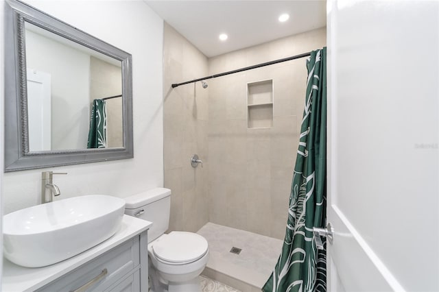 bathroom with toilet, a shower with curtain, and vanity