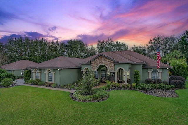 view of front facade with a lawn