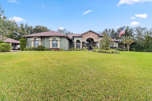 view of front of property featuring a front yard